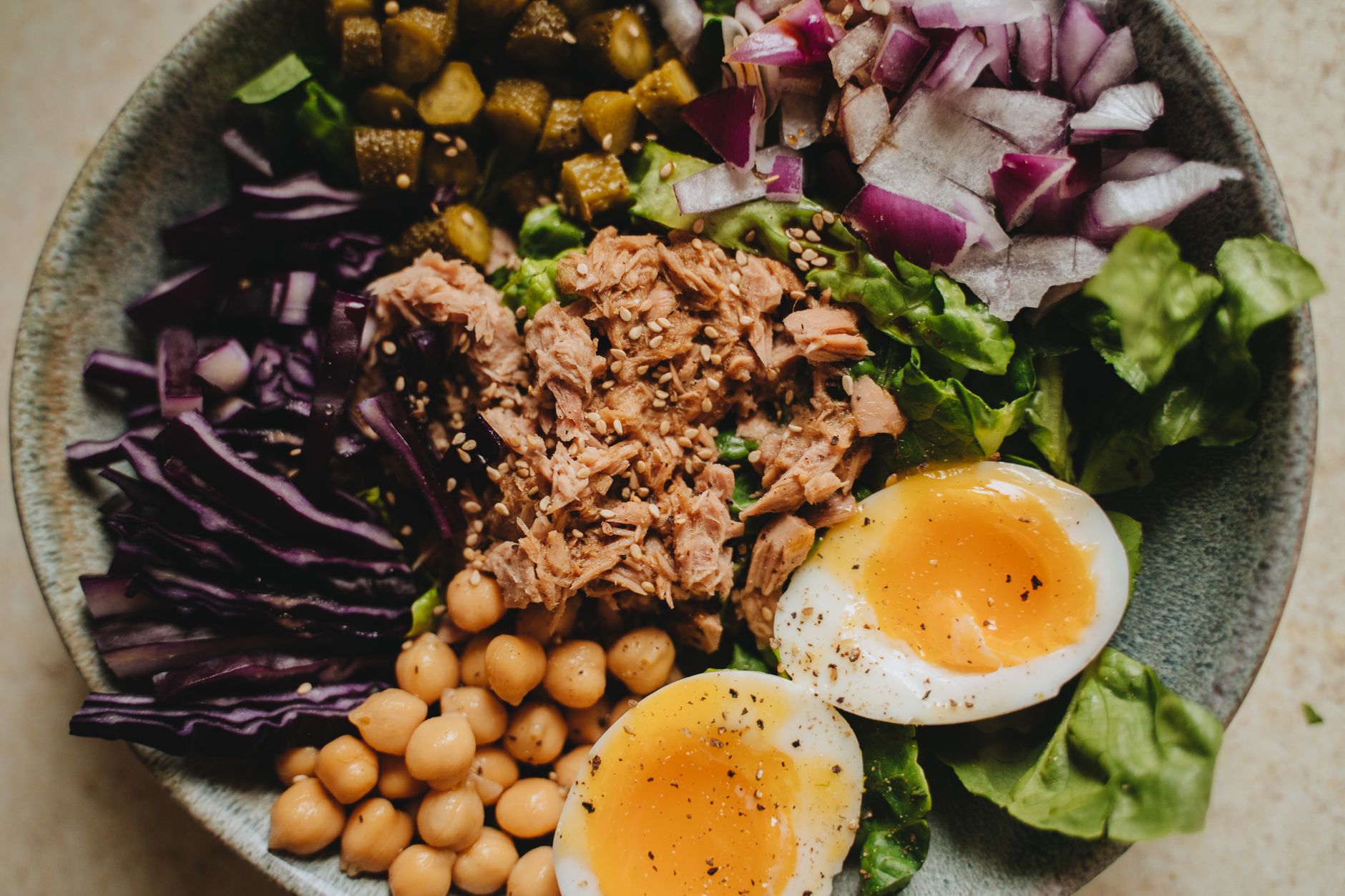 Ensalada de garbanzos con atún, lista en 10 minutos