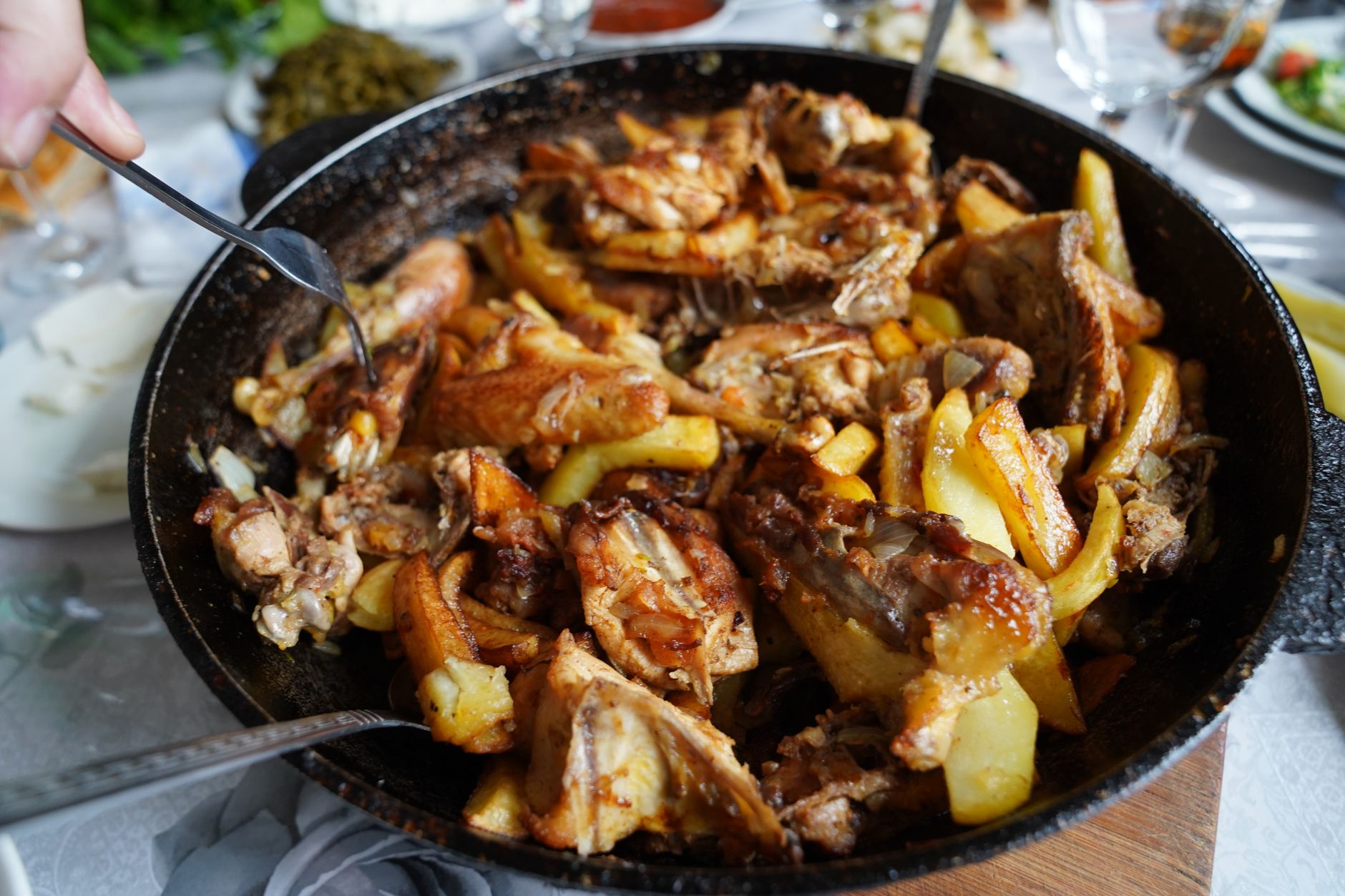 Pollo asado al horno con patatas