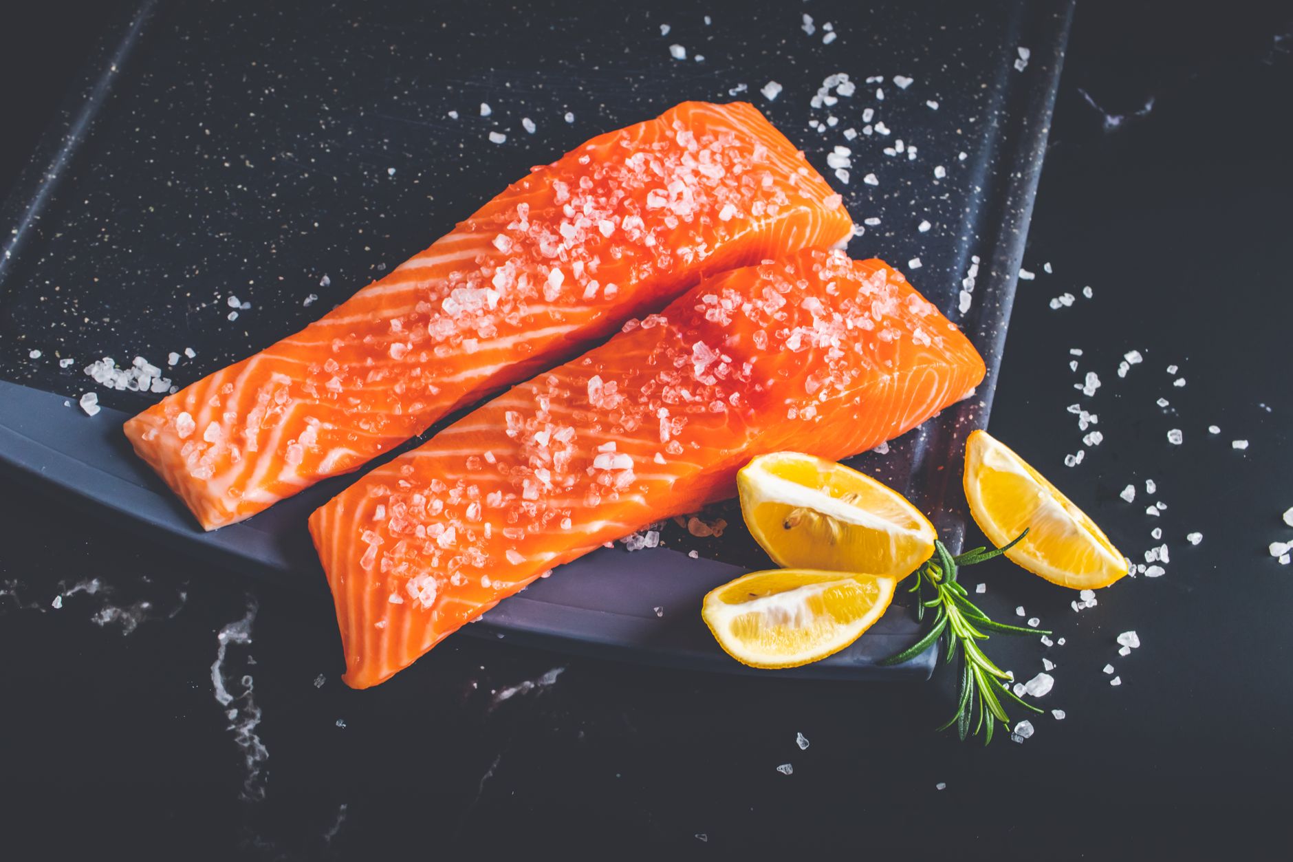 Salmón al horno con limón y hierbas